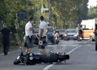 Collisione fra auto e moto durante un sorpasso: centauro trasportato al Bufalini