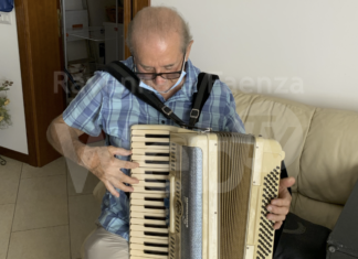 Musica: il faentino Aldo Fabbri regala una Fisarmonica Scandalli per il vincitore de Il Liscio nella Rete a Forlì