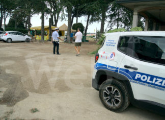 Auto finisce in un cortile in mezzo alle bancarelle: uomo schiacciato contro un albero