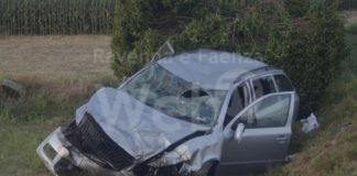 Auto fuori strada a Russi all’altezza del Mercatone Uno: un ferito trasportato al Bufalini