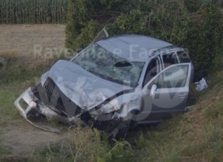 Auto fuori strada a Russi all’altezza del Mercatone Uno: un ferito trasportato al Bufalini