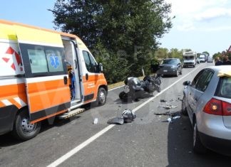 Scontro tra auto e modo sull’Adriatica: centauro al Bufalini