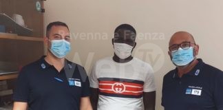 La Polizia Locale trova portafogli con denaro e lo consegna al proprietario