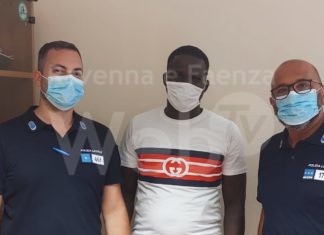 La Polizia Locale trova portafogli con denaro e lo consegna al proprietario