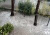 Intensa grandinata: strade imbiancate e allagate