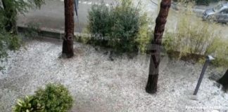 Intensa grandinata: strade imbiancate e allagate