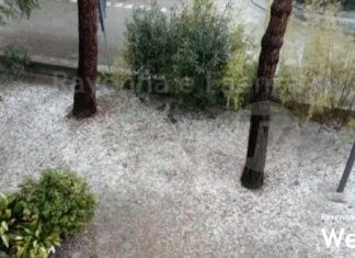 Intensa grandinata: strade imbiancate e allagate