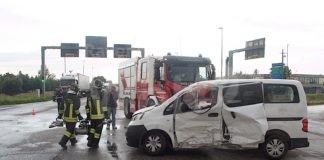 Scontro alle prime luci dell’alba tra un pulmino ed un auto, per aver “saltato” il semaforo rosso