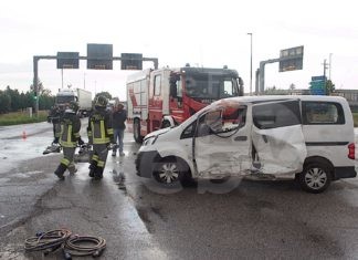 Scontro alle prime luci dell’alba tra un pulmino ed un auto, per aver “saltato” il semaforo rosso