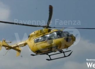 Rovinosa caduta al Monticino: ciclista trasportato in elicottero al Bufalini