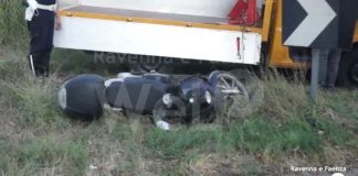 Esce di strada con lo scooter e sbatte contro un palo della segnaletica stradale: 51enne al Bufalini