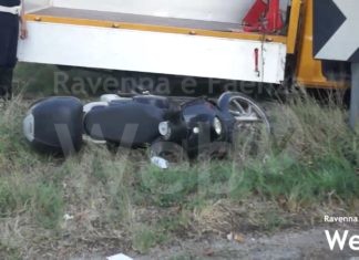 Esce di strada con lo scooter e sbatte contro un palo della segnaletica stradale: 51enne al Bufalini