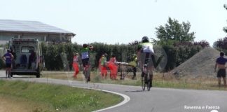 Scontro con un’auto: bici spezzata e ciclista ricoverato al Bufalini