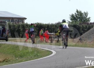 Scontro con un’auto: bici spezzata e ciclista ricoverato al Bufalini
