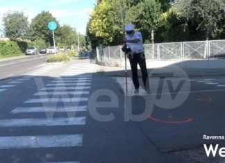 Sbatte violentemente la testa sull’asfalto dopo essere stata urtata da un’auto: ciclista in ospedale