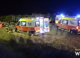 Grave incidente nella notte un’auto tira dritto in una curva, 5 giovani in ospedale