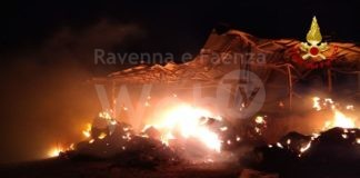 A fuoco un capannone agricolo: Vigili del Fuoco al lavoro da giovedì sera