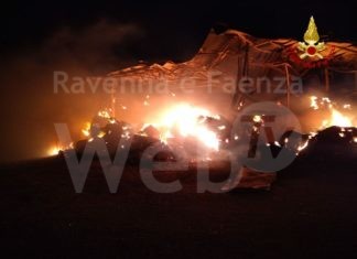 A fuoco un capannone agricolo: Vigili del Fuoco al lavoro da giovedì sera