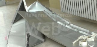 Forte vento: si staccano due lamiere alla scuola media di Reda