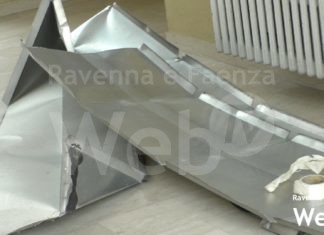 Forte vento: si staccano due lamiere alla scuola media di Reda