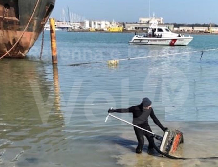 sequestro attrezzature pesca vongole cimitero navi RA