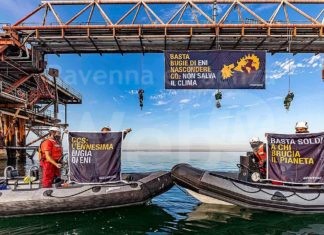 Greenpeace anche alla piattaforma ENI di Porto Corsini: “Basta bugie, nascondere CO2 non salva il clima”