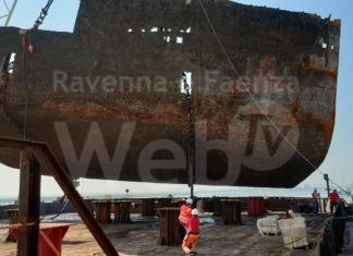 Autorità di Sistema Portuale: concluse questa mattina le operazioni di recupero del primo troncone del relitto della Berkan B
