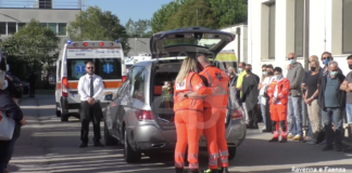 Sirene spiegate e grande commozione: il saluto dei colleghi a Gabriele Gazzani, autista del 118 morto di Covid