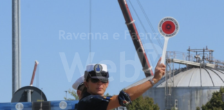 183 automobilisti sorpresi guidare senza cintura, 218 mentre usavano il telefono: le sanzioni da gennaio