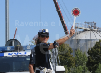 183 automobilisti sorpresi guidare senza cintura, 218 mentre usavano il telefono: le sanzioni da gennaio