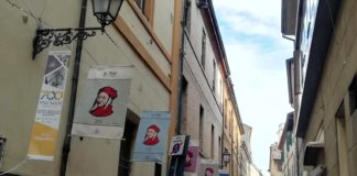 Via Mentana a Ravenna si veste con gli stendardi storici dedicati a Dante