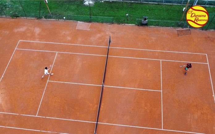 Un campo da tennis