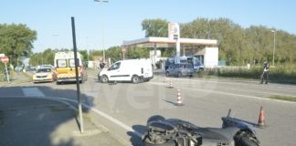 Scontro all’incrocio: scooterista trasportato in elicottero al Bufalini
