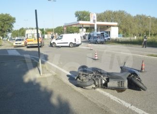 Scontro all’incrocio: scooterista trasportato in elicottero al Bufalini
