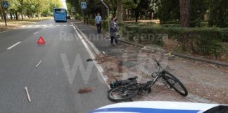 Ciclista si scontra con un autobus: trasportato in ospedale in gravi condizioni