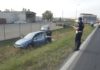 Perde il controllo dell’auto e finisce fuori strada per evitare la collisione con un furgone