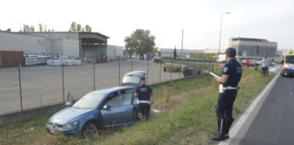 Perde il controllo dell’auto e finisce fuori strada per evitare la collisione con un furgone