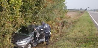 Schianto fra due auto all’incrocio: 22enne trasportata in elicottero al Bufalini