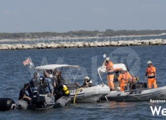 Le operazioni di recupero della bomba al porto