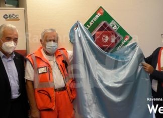 Nuovo defibrillatore nell’area self-service della BCC in Piazza della Libertà: dono della Pubblica Assistenza