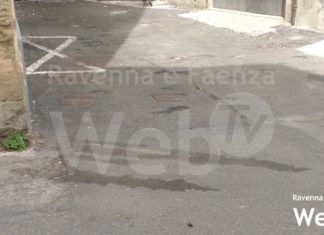 Un’estate di cattivi odori in centro: strade e muri usati come bagni pubblici