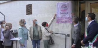 Femminicidio di Elisa Bravi: nel giorno del suo compleanno inaugurata una targa contro la violenza sulle donne