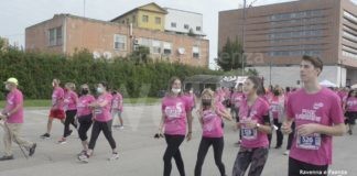 Pink RAnning, un lungo fiume rosa di oltre duemila persone per dire “NO” alla violenza sulle donne