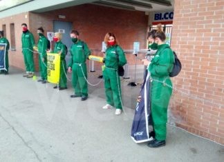 Greenpeace protesta davanti ai cancelli d’ingresso di OMC, ma i manifestanti vengono “ingabbiati”