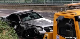 Scontro in autostrada fra un camion e un’auto: un morto e una ferita grave