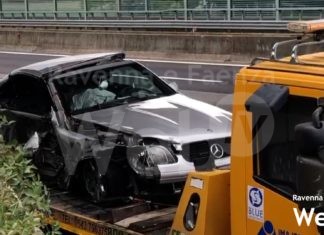 Scontro in autostrada fra un camion e un’auto: un morto e una ferita grave