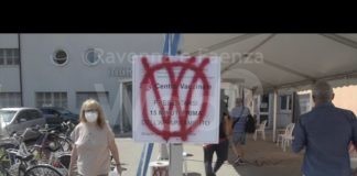 Scritte No Vax al Cmp di Ravenna: l’Ausl presenta una denuncia