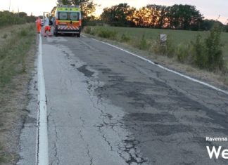 Rovinosa caduta in via Mercanta: ciclista trasportato al Bufalini