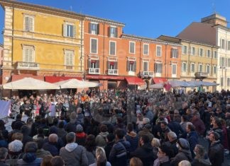 Iniziata la manifestazione no green pass in piazza del Popolo