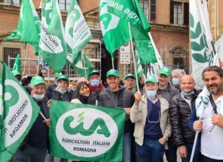 Sit-in dei frutticoltori Cia-Agricoltori della Romagna davanti alla Prefettura di Bologna